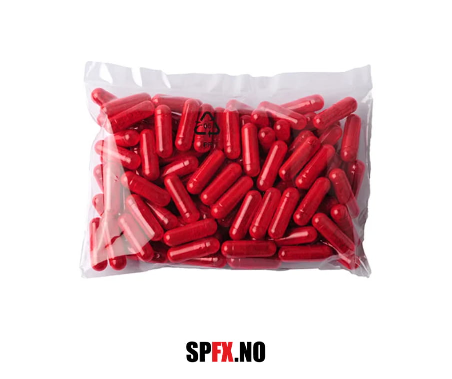 Klar pose med 100 blodkapsler. Røde små piller med rødt pulver. Logo i svart og rød til SPFX.NO under. Hvit bakgrunn.
